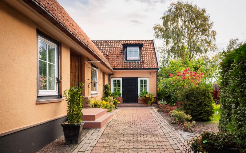 19. Stensattning av villans entre