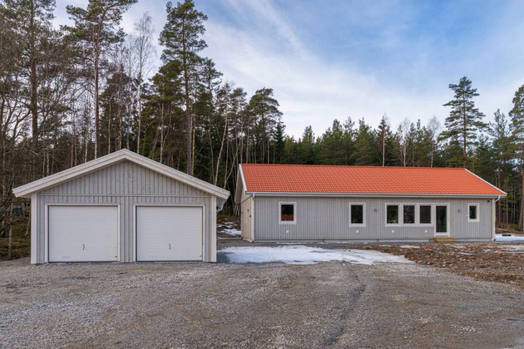 24. Renoverad ytterpanel pa╠e garage