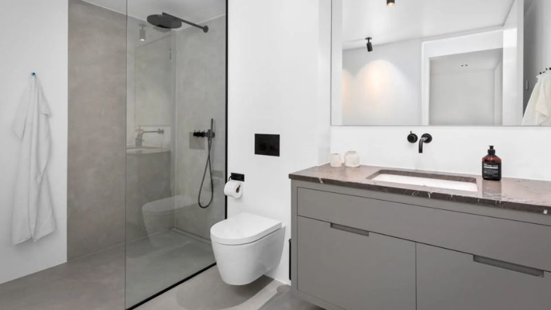 24. Totalrenovering av vatrum med toalett i microcement som ytskikt