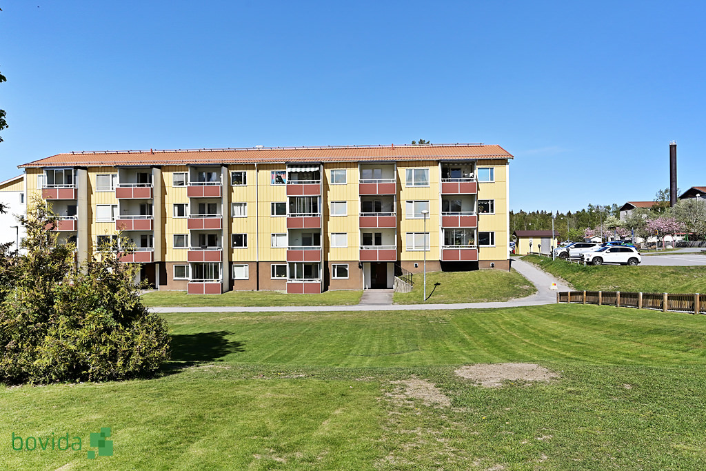 9. Stenla╠eggning av tra╠edga╠erdsplattor till BRF